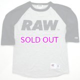 RAW BIG LOGO 5.2 OZ. RAGLAN T-SHIRT